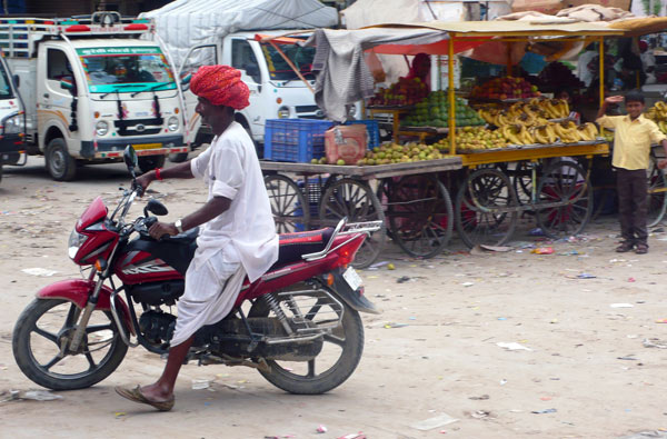 Un homme sur une moto avec un turban